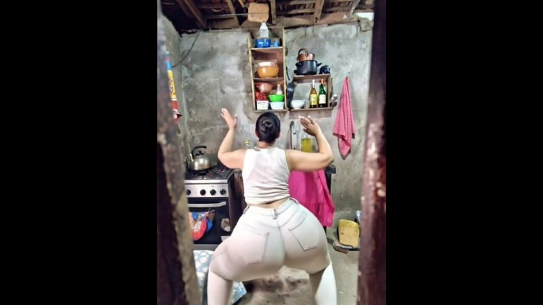 Xprohibidox1: Vecina culona Limpiando
