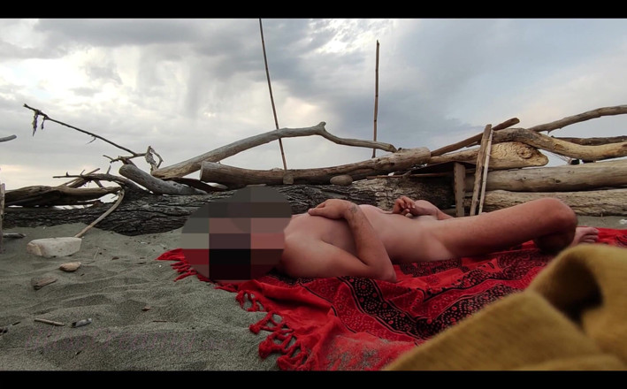 Miss Creamy: Namorada punheta meu pau na praia de nudismo em frente...