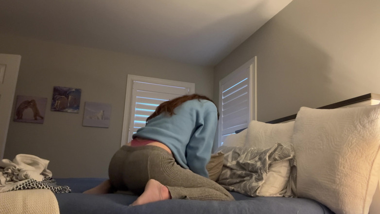 Nadia Foxx: 抓住你的继妹枕头啪啪啪