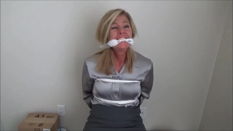 Selfgags classic: Nabbed MILF-lehrerin: gefesselt und geknebelt