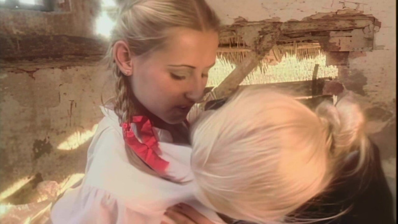 Inhonorof porn: Orgasmes Lesbiennes Pour Deux Blondes Dans La Grange