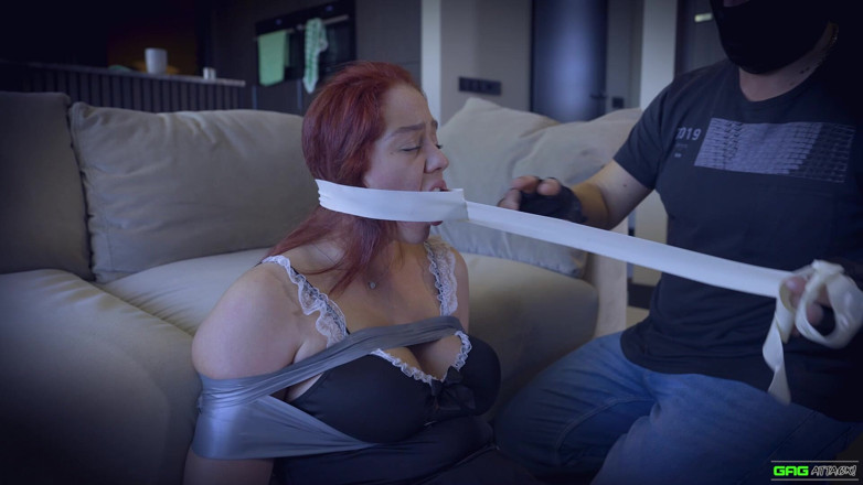 Gag Attack: Daisy - la cameriera viene interrogata alt