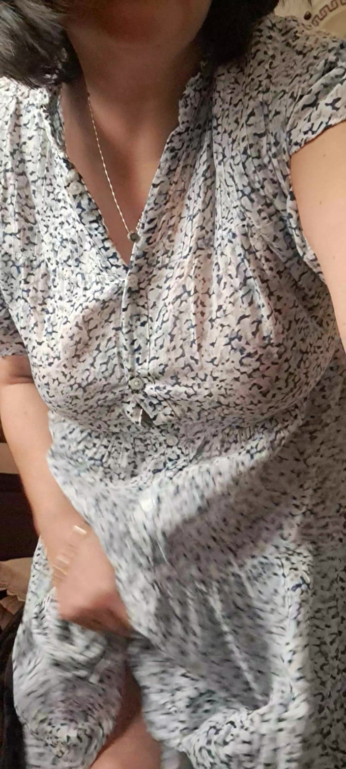 Mommy big hairy pussy: 새엄마의 뚱뚱하고 털이 무성한 보지를 드레스 아래 보여줘