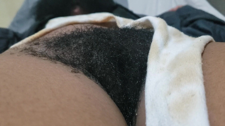 Lovemina: Vedeta păroasă își expune pizda naturală într-o prezență senzuală îndrăzneață și intimă