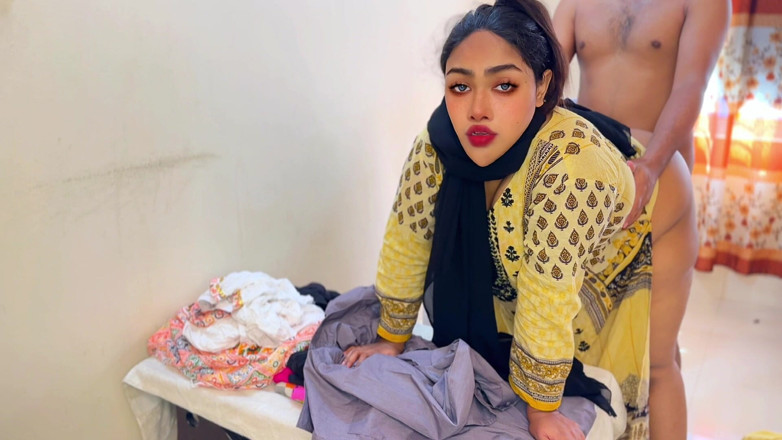 Aria Mia: Ayesha, tatie desi à gros cul, se fait baiser par un...