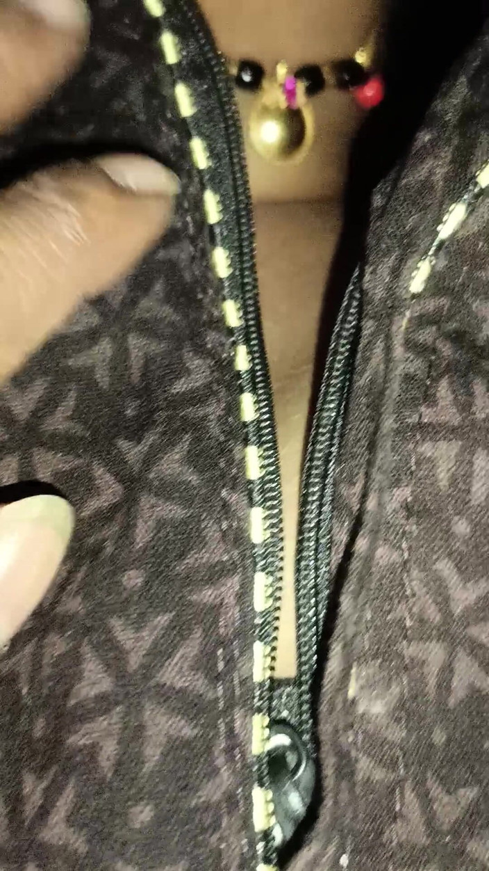 Queen4desi: Une femme desi baise dans la nature avec sa copine...