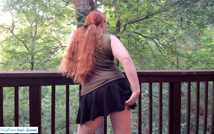 Red Queen: Une rousse avec des touilles s’arrête pour s’amuser toute seule...
