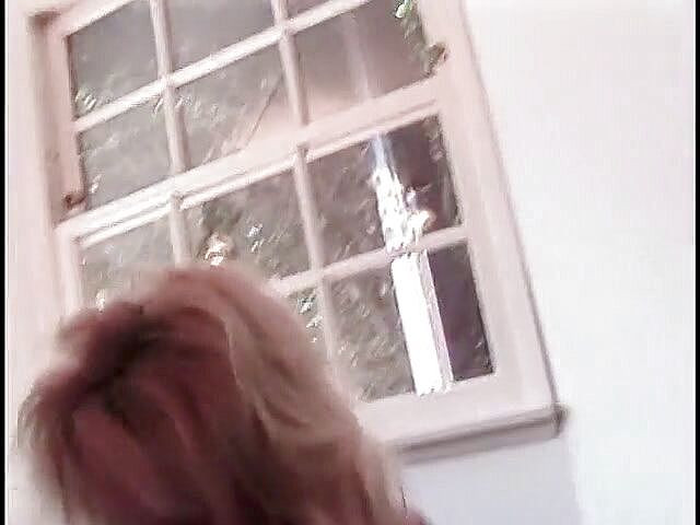 Meet my Pussy: 年配の女性は彼女の膝の上にコックをしゃぶり、犯されています