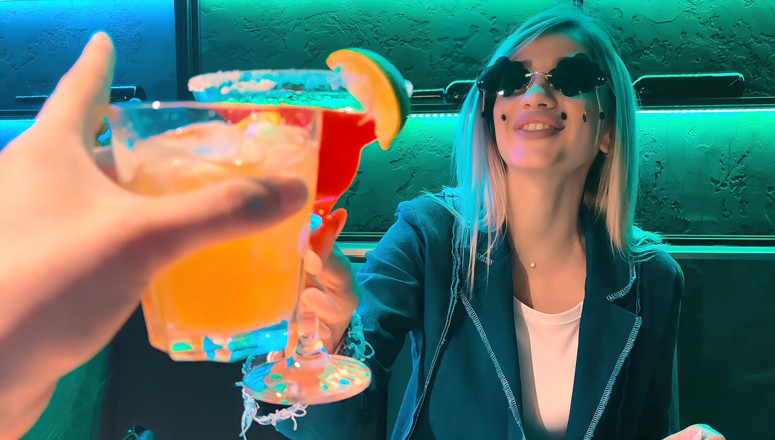 AngelDemonHub: Une blonde écarte les cuisses au premier rendez-vous - Angeldemonhub