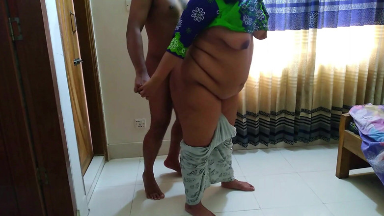 Aria Mia: Egypte, une soubrette BBW en hijab se fait baiser par...
