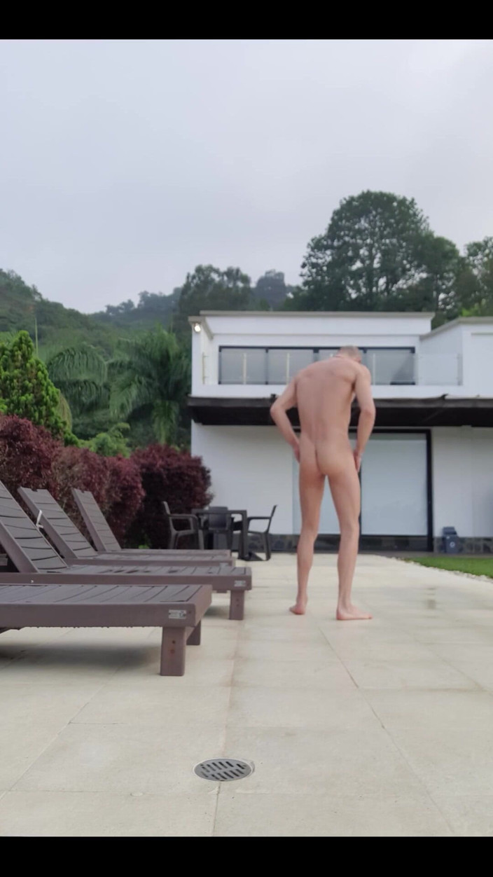 Boy jerking off: Goală lângă piscină