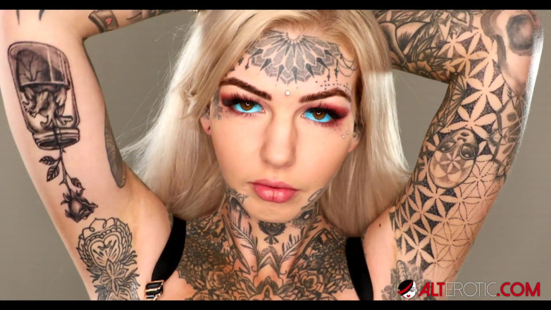 Alt Erotic: Achter de schermen met de nieuwe borsttatoeage van Amber Luke