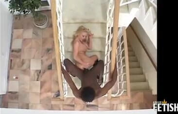 Inter-racial: Pirang dengan sepatu hak tinggi menunggangi kontol hitam besar di...