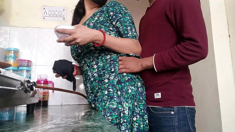Yourdidipriya: Esposa sació su sed follando en la cocina a pesar...
