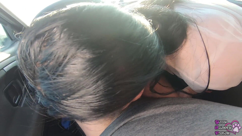 YSP Studio: Schneller blowjob mit schlucken im auto in der nähe der...