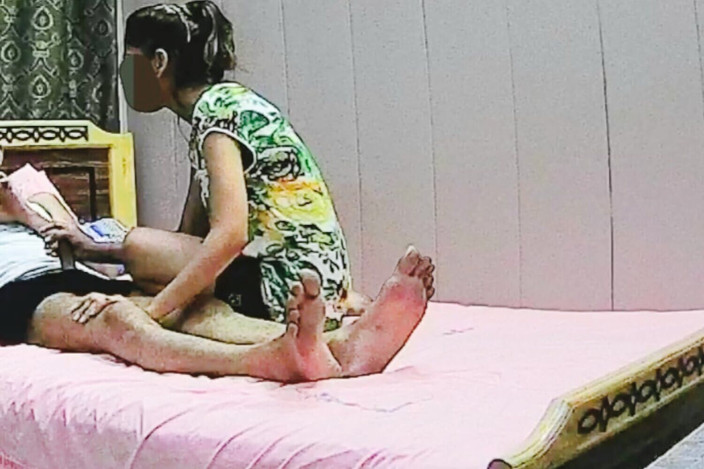 Indian Blowjob: Зведена сестра тінка має таємні стосунки