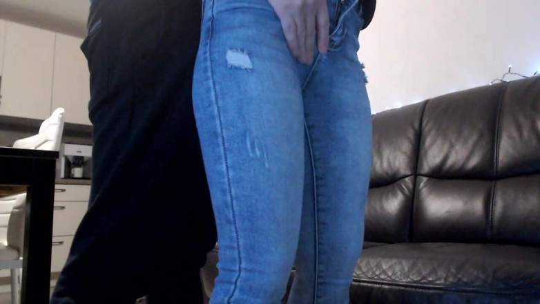 MagicStas: Une copine MILF se doigte dans un jean et une...