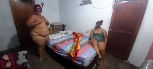 Gordita Culo Rico: Mi hermanastra gorda entra en mi habitación y se desnuda...