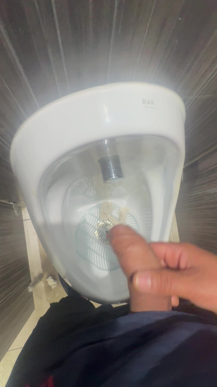 Hot dick in your ass: Aku ngegodain pria ini di toilet umum sama kontol besarku...