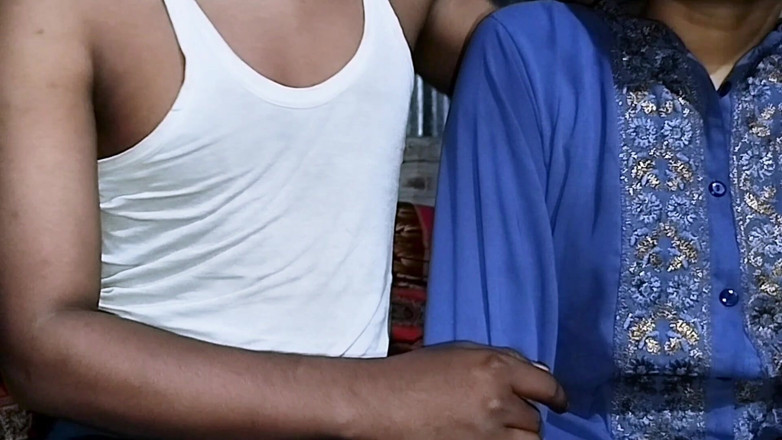 Deshi women: mainne naukraani ko khaali ghar men akela paaya aur use...