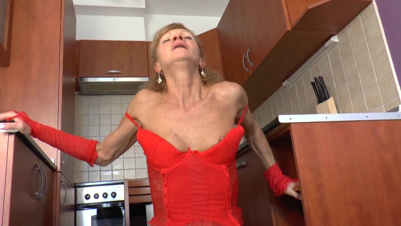 Mature Climax - 100% Mature Videos: Une mamie en lingerie rouge baise dans la cuisine
