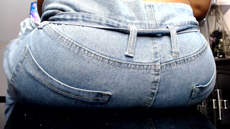 Maeling: Minúsculo homem arruinado em jeans ass-fyxiation com bunda gigante sem...