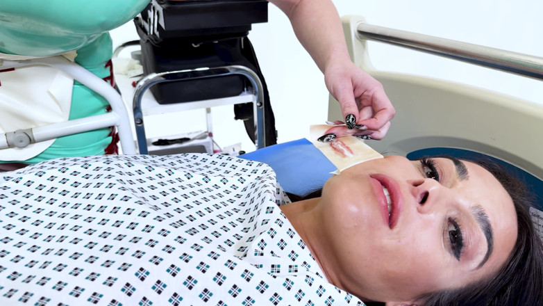 Latina Fetish: Latex Medical Play: Latina i begränsningar, Munkavlad och gjord till...