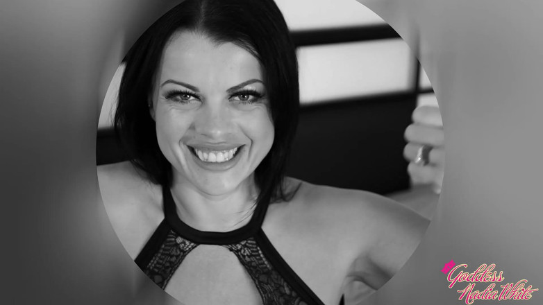 Nadia White: Creatura demonului nopții fascinează
