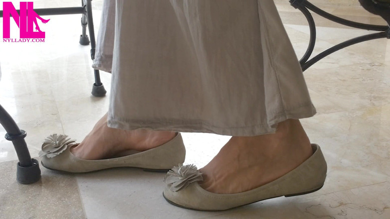 Nyllady: Cewek ini lagi asik mainin sepatu balet di barefoot