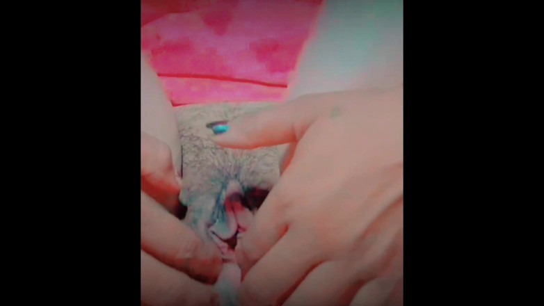 TricolorMusic3: 阴户非常湿润，非常紧致，非常性感，我的整个阴户都湿了