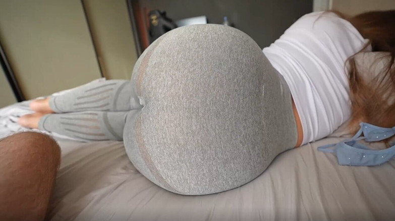 Booty_assx: Sora vitregă m-a prins masturbându-mă și am futut-o printr-o gaură în colacii...