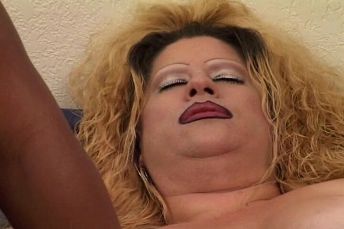 Mature Climax - 100% Mature Videos: Дві товсті лесбіянки грають одна з одною і завантажений великий чорний член