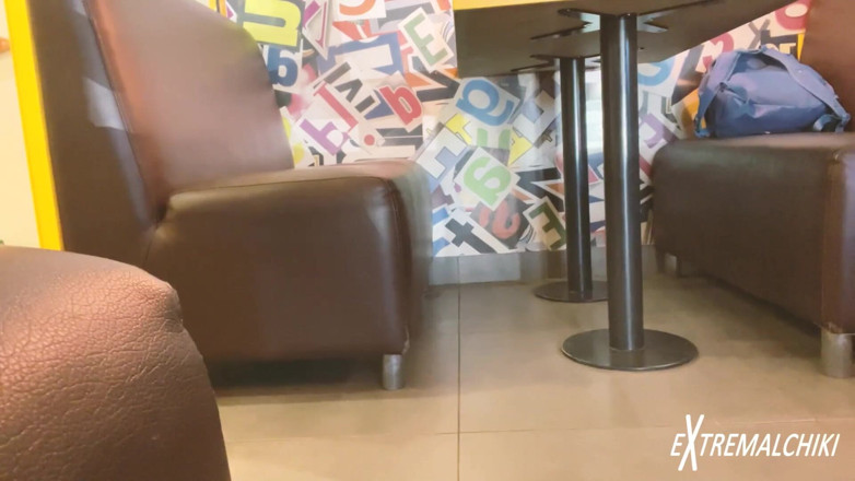 Extremalchiki: Il exhibe sa bite en public.