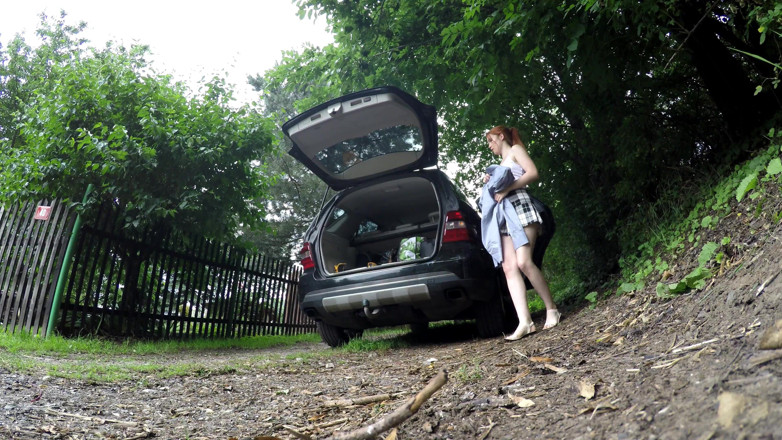 No panties TV: 短いスカートでホット赤毛は車をロードします
