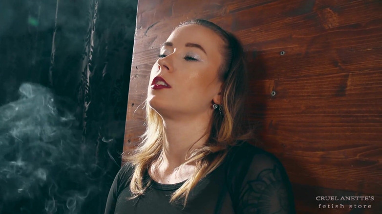 Cruel Anettes fetish world: Куріння крупним планом