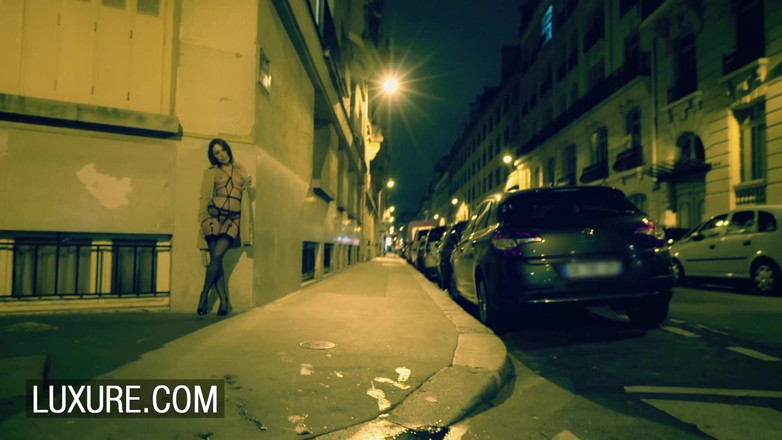 Luxure: Orgie hardcore avec Nikita Bellucci dans un club échangiste