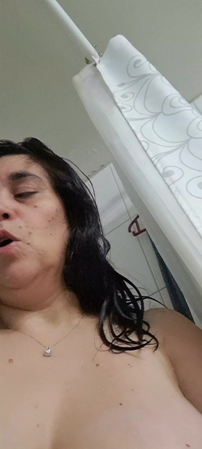 Mommy big hairy pussy: Мама принимает ванну, чтобы охладить ее горячую киску