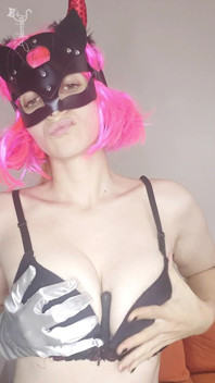 Laissez-vous Tenter Par Mes Seins Et Mon Masque De Minou Que Je Me Donne Du Plaisir
