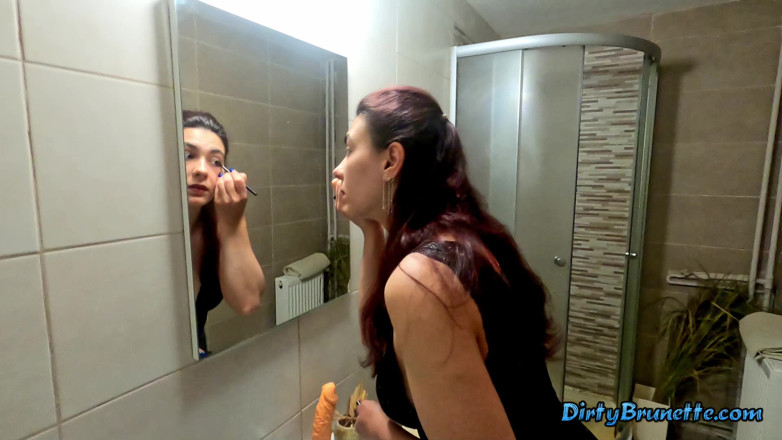 Dirty Brunette: Soția excitată s-a îmbrăcat înainte de a se fute pasional