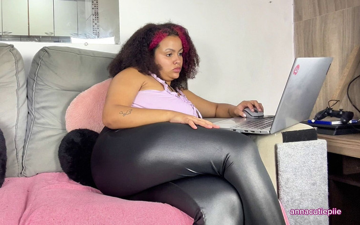 Cutiepiie Chubby: La ragazza paffuta scoreggia in leggings attillati lucidi mentre si...