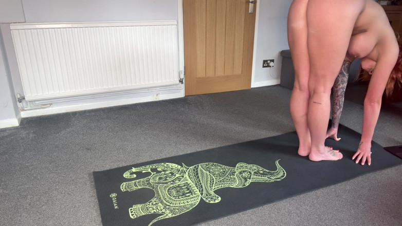 Mr Money Shot & Zoe Grey: Un eccitante yoga nudo con zoe grey