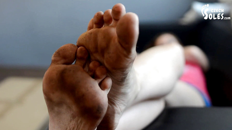 Czech Soles - foot fetish content: Kaki kotor dan selipan lebat