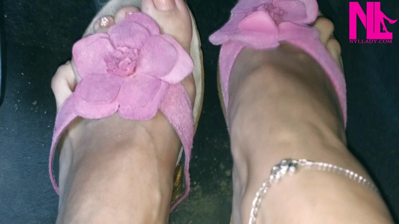 Nyllady: Mijn auto laten draaien in teenslippers met roze bloemen