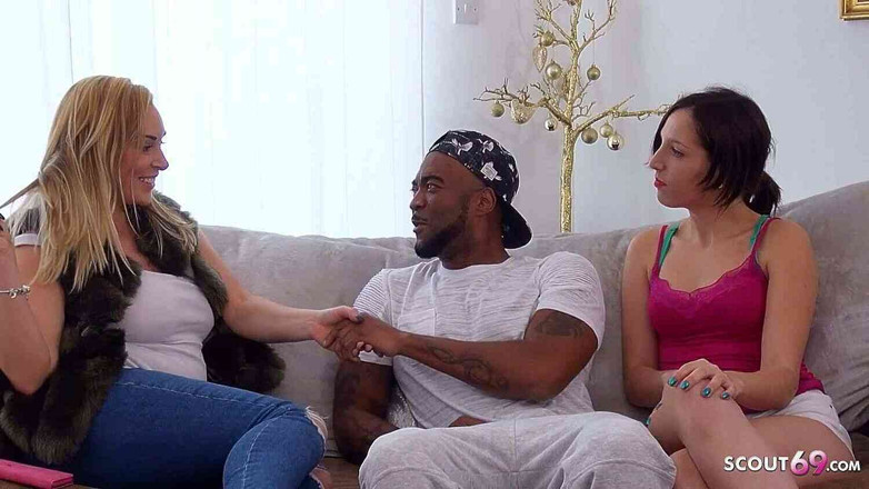 Full porn collection: Une belle-mère trompe sa belle-fille vierge pour une défloration interraciale