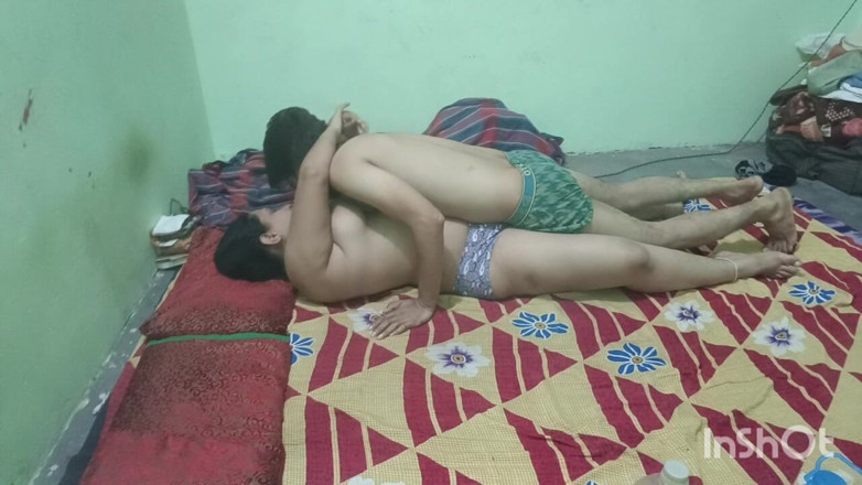 Sexgarl84: 我把我的女朋友留在我的房间里。