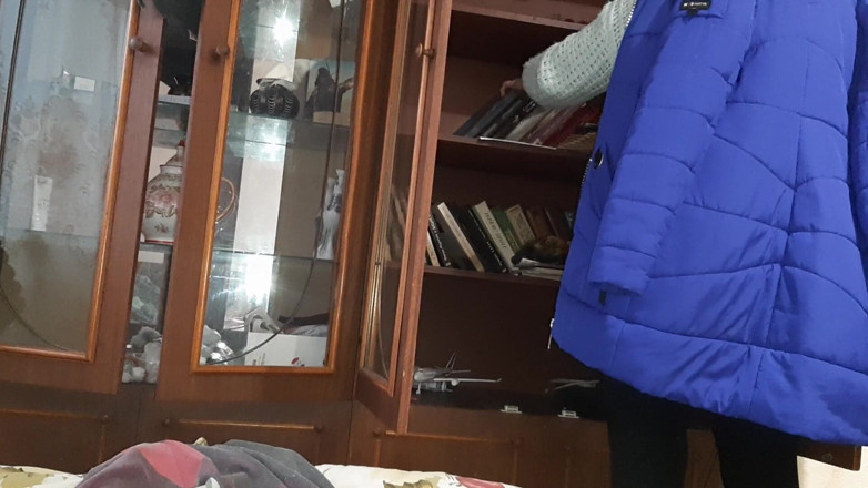 Lesbian-illusion: Vizinho estava procurando um livro e eu estava me masturbando