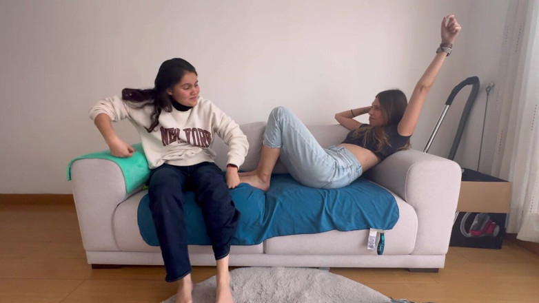 scarlettandc: 두 명의 여자 발 레슬링