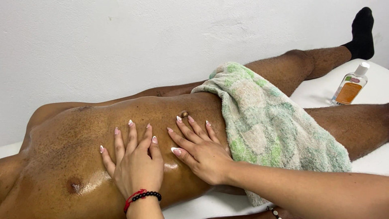 soylekiary: Minha madrasta me deu uma massagem para desstressar e eu...