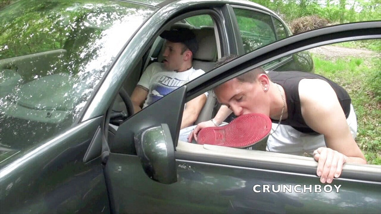 Sneaker gay: Tenisky ponížení při exhib v autě