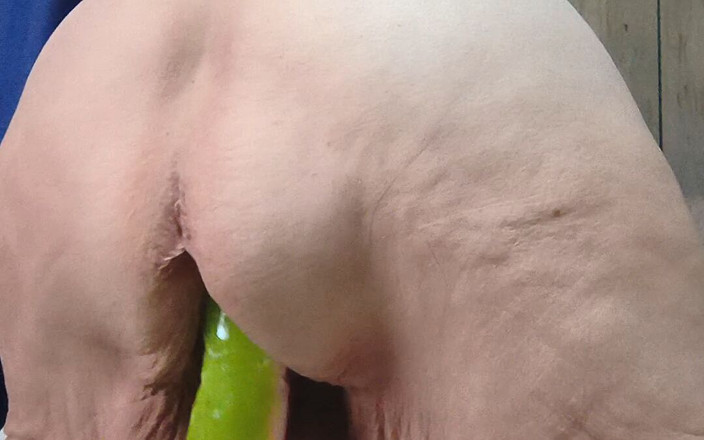 HerculesnVENUS: Une pute penchée la remplit de sperme